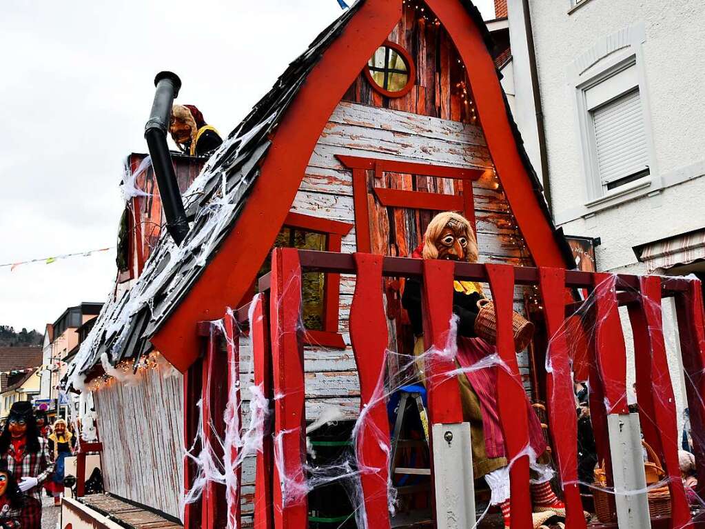 Bild der Hexen aus Wyhlen mit einem Hexenhuschen