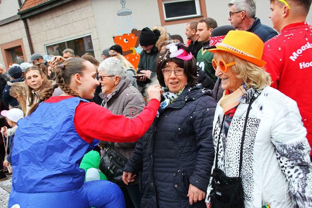 Das Publikum kriegt seinen Narrenstempel verpasst.  | Foto: Mario Schneberg