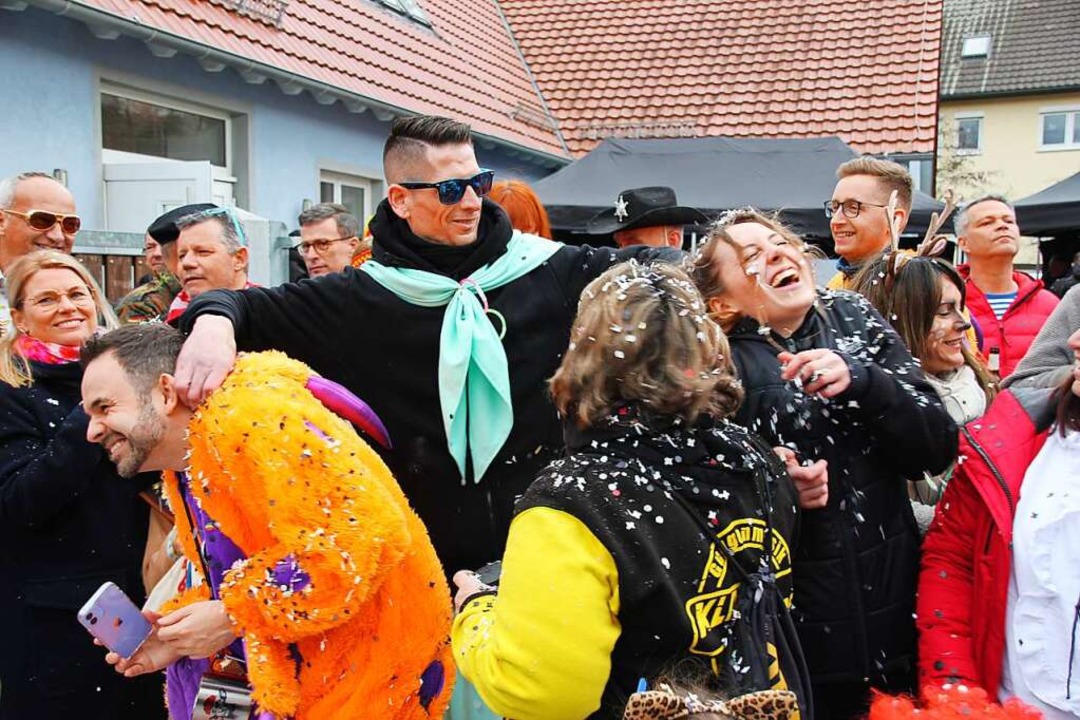 Eine Silberseehexe aus Hochdorf sorgt mit Konfetti fr Schabernack.  | Foto: Mario Schneberg