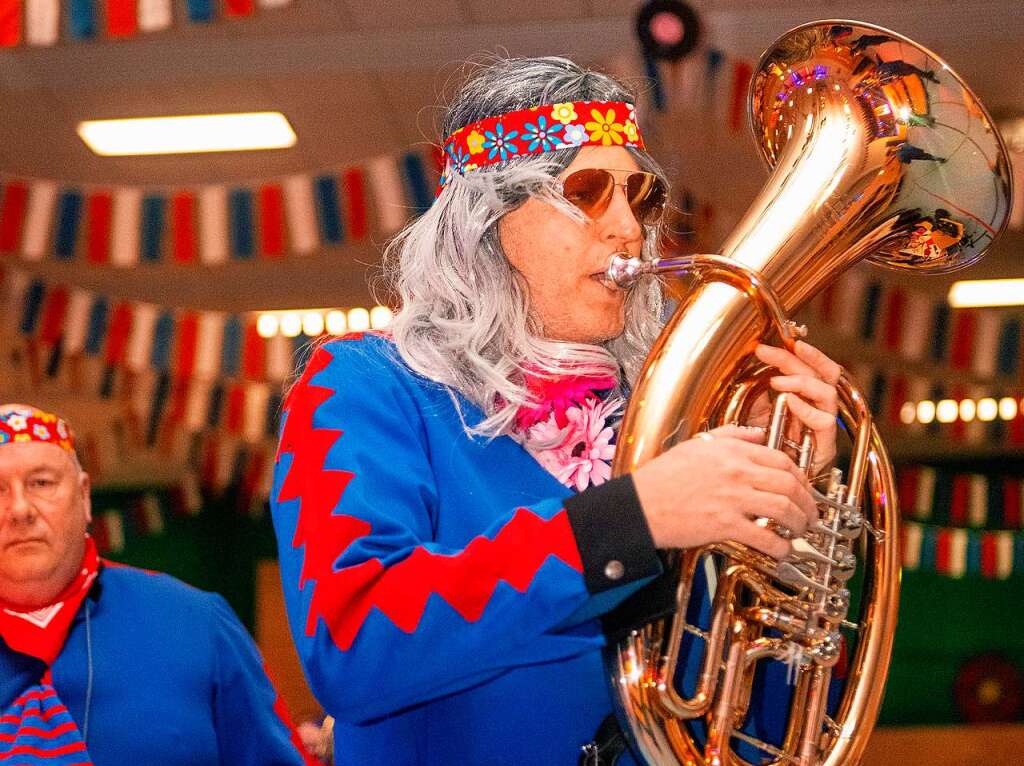 Hippies auch beim Musikverein - Einmarsch der Narren in der Schluchseehalle