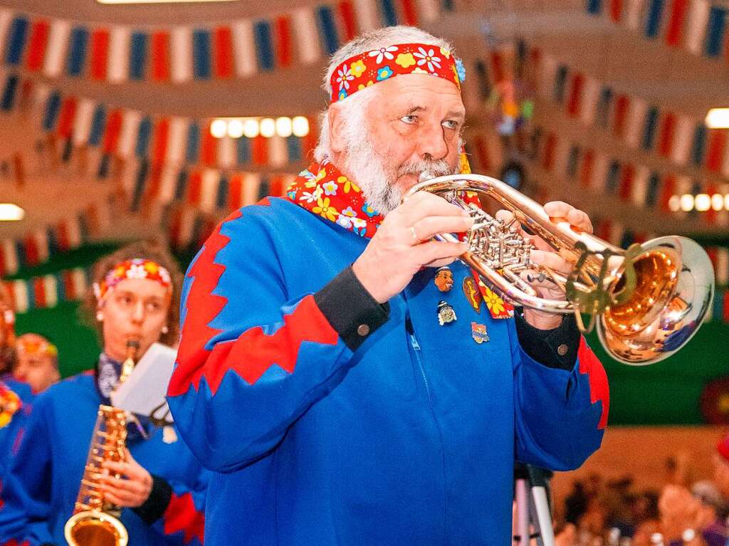 Hippies auch beim Musikverein - Einmarsch der Narren in der Schluchseehalle