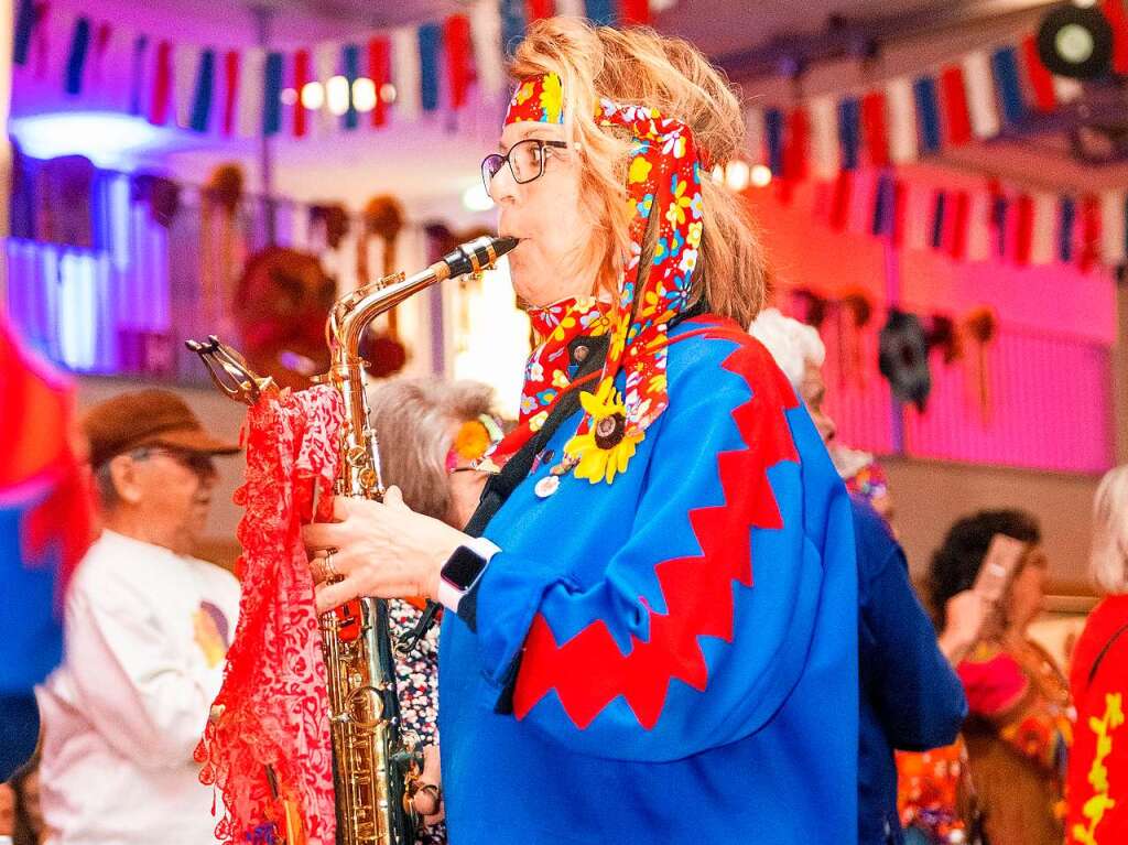 Hippies auch beim Musikverein - Einmarsch der Narren in der Schluchseehalle