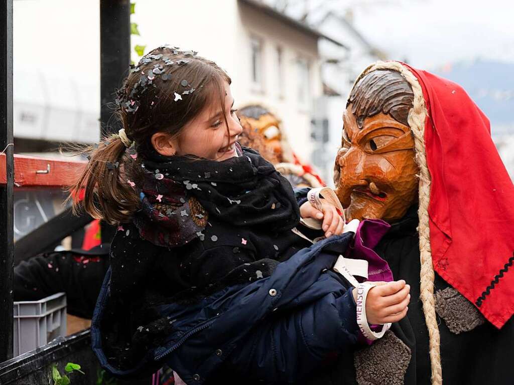 Rueschgrabenhexen aus Heitersheim knnen auch ganz lieb zu Kindern sein.