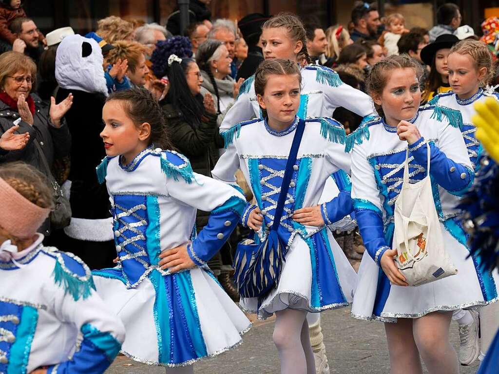 Die Nachwuchsgarde der Rhiischnooge in ihren neuen Gardekleidchen