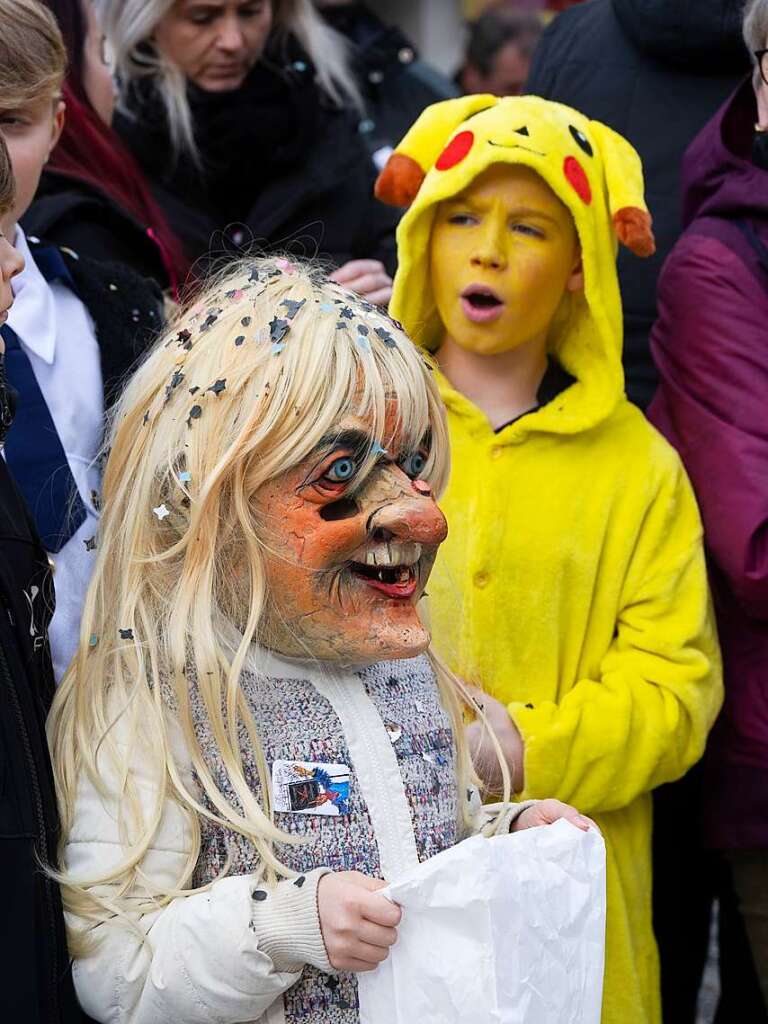 Die Kinder am Streckenrand hofften auf viele Gutzle.