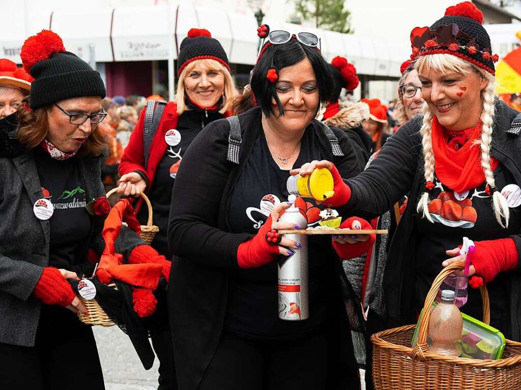 Die Damen von Frauen-Freizeit-Pur verwhnten die Zuschauer mit kleinen sen Hppchen.