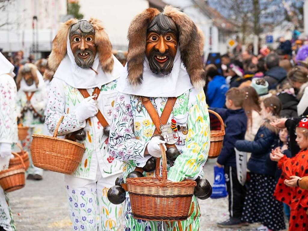 Schne Narrenkleidle trugen die Narren der Zunft Ammonshrner aus Freiburg-Lehen.