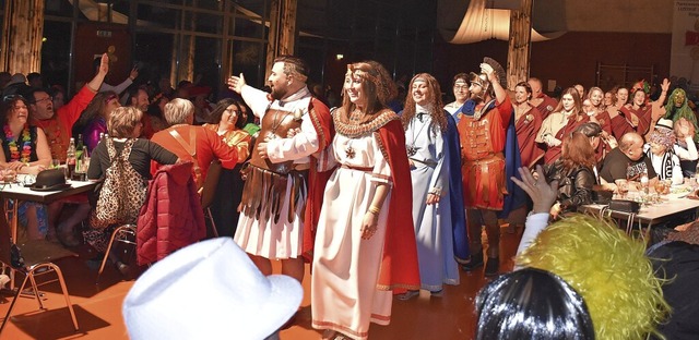 Csar und Cleopatra mit Gefolge beim E...ucher feierten in der Rmerhalle mit.   | Foto: Roland Vitt
