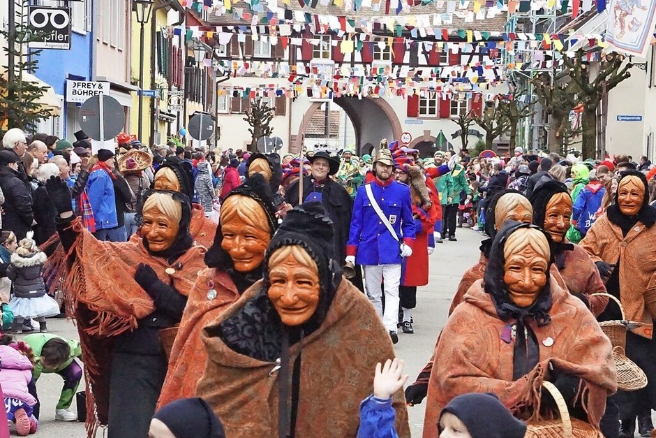 Farbenfroh ging es zu beim Fasnetsumzug durch Kenzingen. Hier ziehen die Schnurrwieber durch die Stadt. (Foto: Ilona Huege) Farbenfroh ging es zu beim Fasnetsumzug durch Kenzingen. Hier ziehen die Schnurrwieber durch die Stadt. (Foto: Ilona Huege)