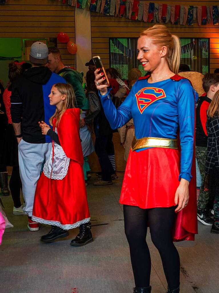 Gro und Klein bei der Kinderfasnet in Glottertal