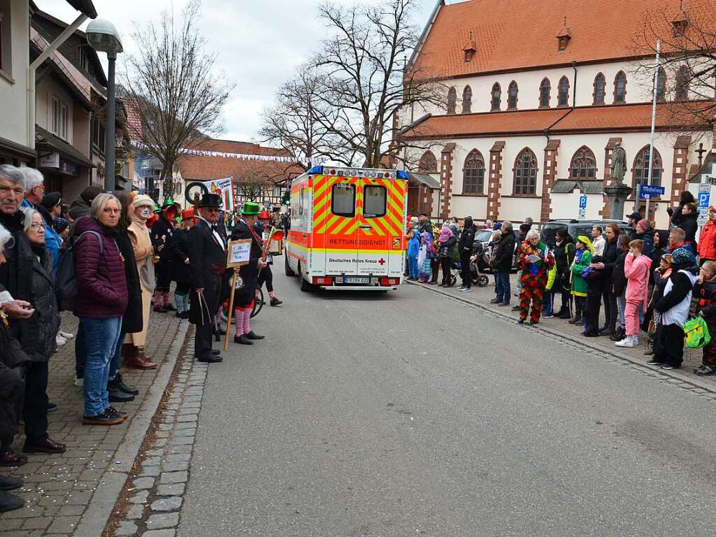 Zweimal muss ein Rettungswagen die Umzugsstrecke in Glottertal passieren.