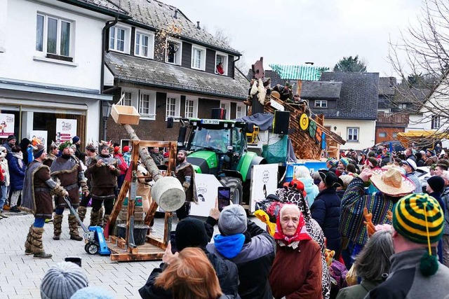 Die Mitglieder der Wagenbauergruppe &#...als Wikinger mit einem mchtigen Boot.  | Foto: Sebastian Barthmes