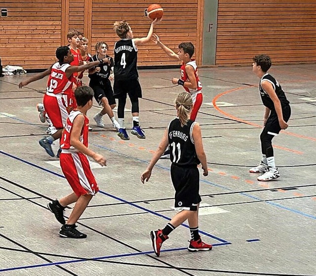 Spa am Spiel: Die Junioren der U14 de...hwarz)  im Spiel gegen die TU Durlach.  | Foto: Carola Bruhier