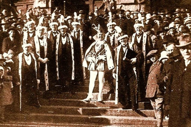 Narrenappell vor dem Stadttheater im Jahr 1935  | Foto: Archiv Hans Sigmund