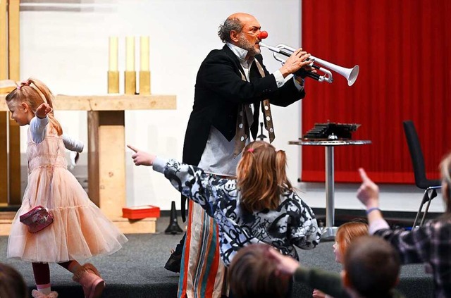Wenn Anatoli Michaelis zum Blasinstrument greift, ist was los unter den Kindern.  | Foto: Thomas Kunz