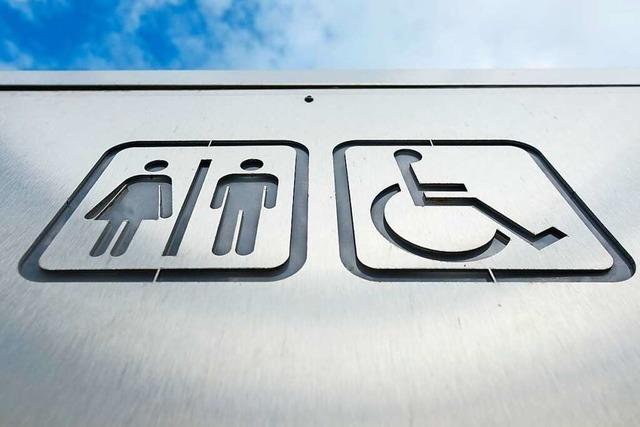 Rollstuhlfahrer stürzt in Regionalzug und wird bestohlen