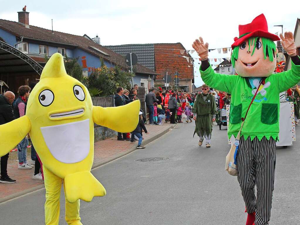 Einzug der Narren mit den Maskottchen Hardi und Rheini