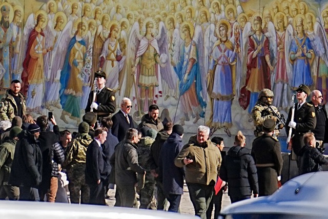 Begleitet von zahlreichen Sicherheitsk...igen sich Biden und Selenskyj in Kiew.  | Foto: Kay Nietfeld (dpa)