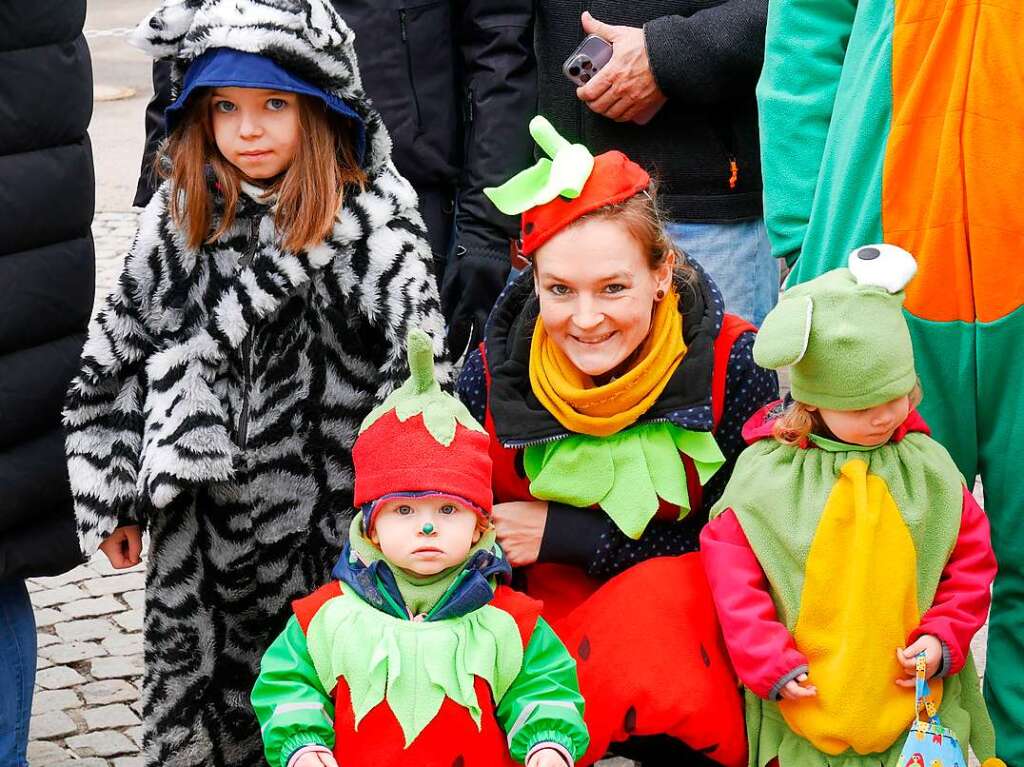 Groe und kleine Erdbeeren.