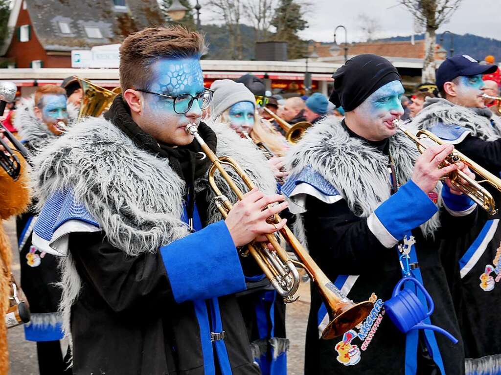 Guggenmusiker der Schtgge Nschter Hornstetten mit interessanter Gesichtsbemalung