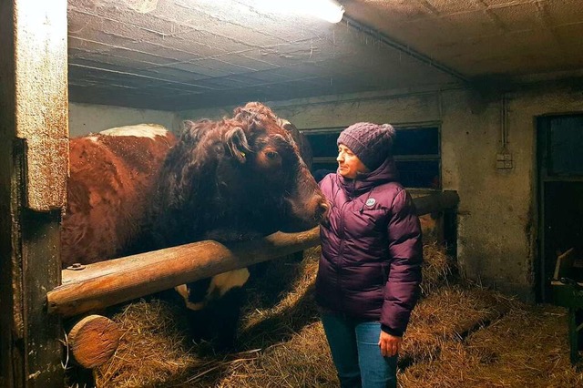 Die Bauernhofpdagogin Emily Ganz mit einer ihrer Khe.  | Foto: Privat