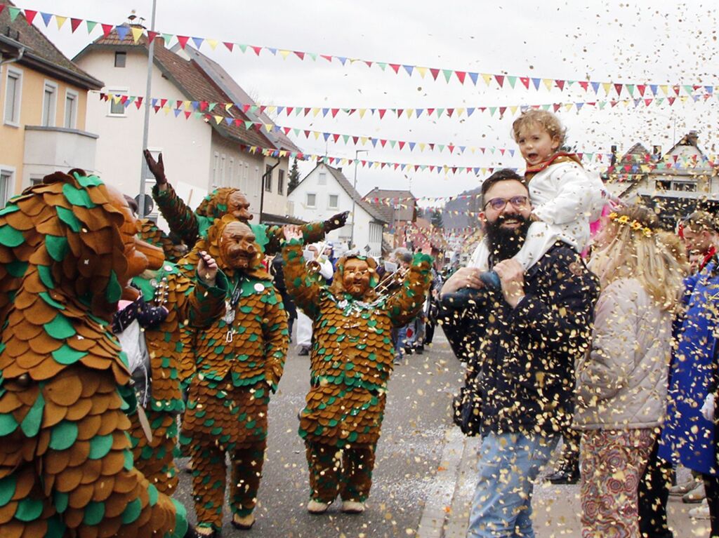 Gut gelaunt und bunt verkleidet haben die Narren am Sonntag in Reichenbach ihr Unwesen getrieben. Der Umzug der Schergässler zauberte dabei so manchem Zuschauer ein Lächeln ins Gesicht.<?ZP?>
Gut gelaunt und bunt verkleidet haben die Narren am Sonntag in Reichenbach ihr Unwesen getrieben. Der Umzug der Schergässler zauberte dabei so manchem Zuschauer ein Lächeln ins Gesicht.<?ZP?>