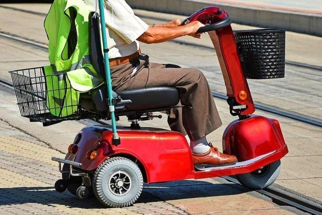 89-Jähriger fährt mit seinem Krankenfahrstuhl Frau in Lörrach über den Fuß