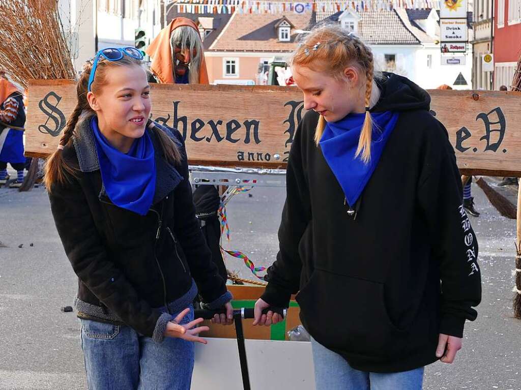 Hochstimmung beim Bonndorfer Narrenvolk. Der Groe Umzug lockte Hunderte Zuschauer an.