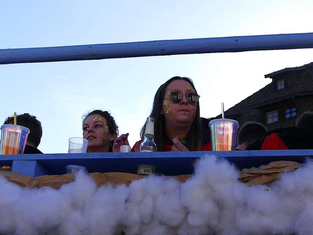 Hochstimmung beim Bonndorfer Narrenvolk. Der Groe Umzug lockte Hunderte Zuschauer an.