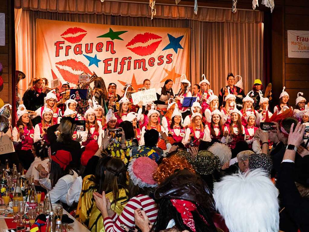 Frauenelfimess in Waldkirch: Der Stotrupp der Stadtmusik-Waldkirch-Frauen wurde von einer Schar Narrenrtinnen begleitet.