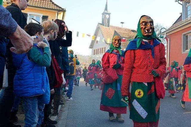 Fotos: Die Narren ziehen am Rosenmontag durch Ehrenkirchen