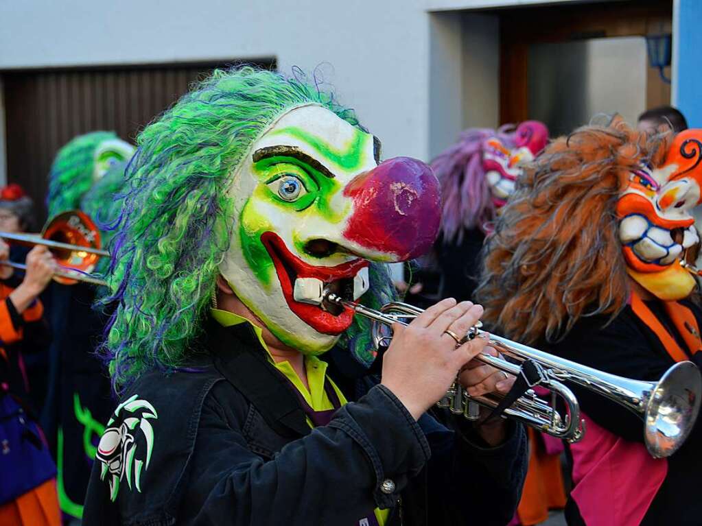 1000 Hstrger und 47 Gruppen waren beim Umzug der lberggeister Ehrenstetten am Rosenmontag dabei.