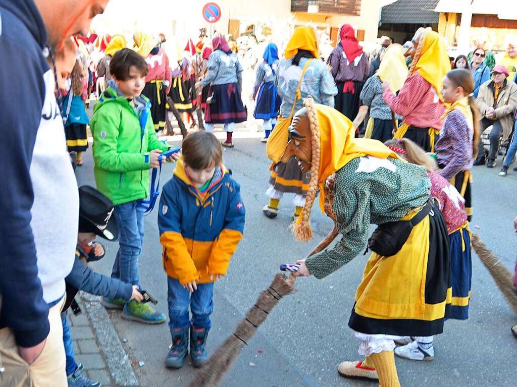 1000 Hstrger und 47 Gruppen waren beim Umzug der lberggeister Ehrenstetten am Rosenmontag dabei.