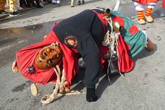 Strohschuhschlappenhexe Alexander Jord...ig auf dem Weg zum Narrenbaumstellen.   | Foto: Peter Stellmach