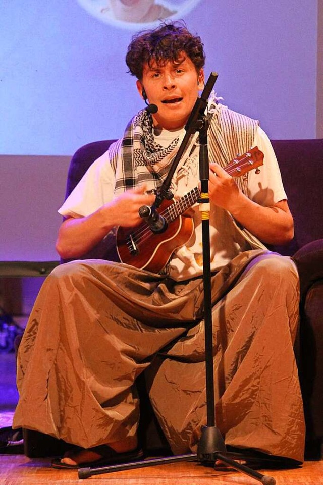 Silas Schwab beherrscht auch die  Ukulele.   | Foto: Gert Brichta