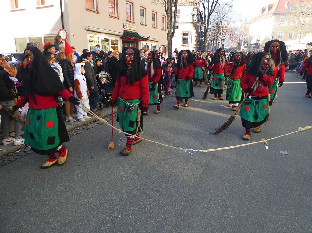 Hser, Musiken und Hexen: Eindrcke vom Fasnetmendig<?TrFug?>
umzug in Neustadt. So viel Publikum wie lange nicht mehr.