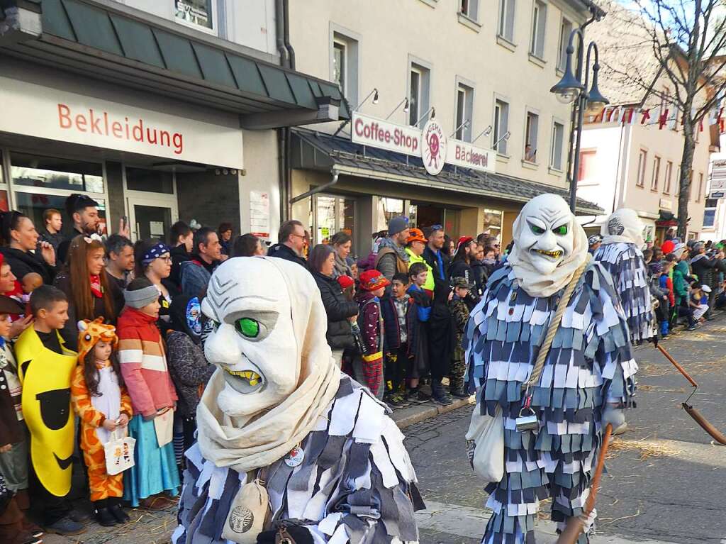 Hser, Musiken und Hexen: Eindrcke vom Fasnetmendig<?TrFug?>
umzug in Neustadt. So viel Publikum wie lange nicht mehr.