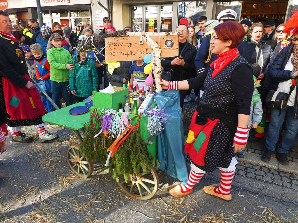 Hser, Musiken und Hexen: Eindrcke vom Fasnetmendig<?TrFug?>
umzug in Neustadt. So viel Publikum wie lange nicht mehr.