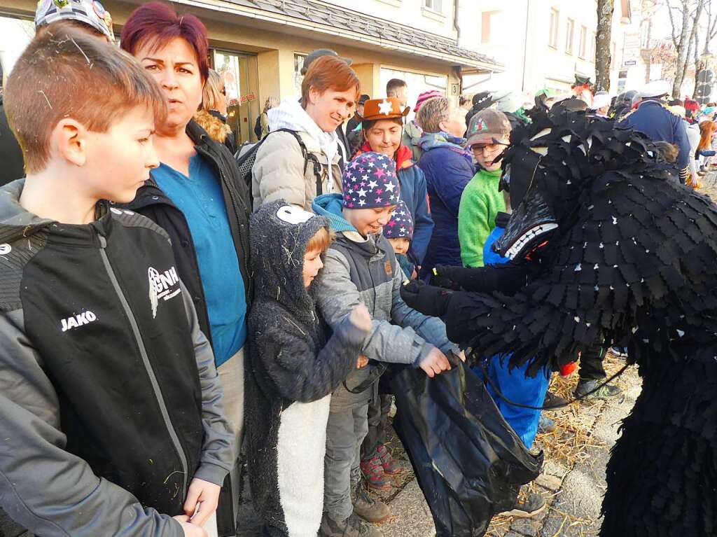 Hser, Musiken und Hexen: Eindrcke vom Fasnetmendig<?TrFug?>
umzug in Neustadt. So viel Publikum wie lange nicht mehr.