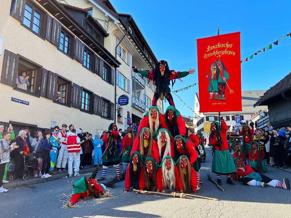 Narren Sorgen Beim Fasnetsmendigumzug In Lenzkirch Für Eine Tolle Stimmung Lenzkirch 2087