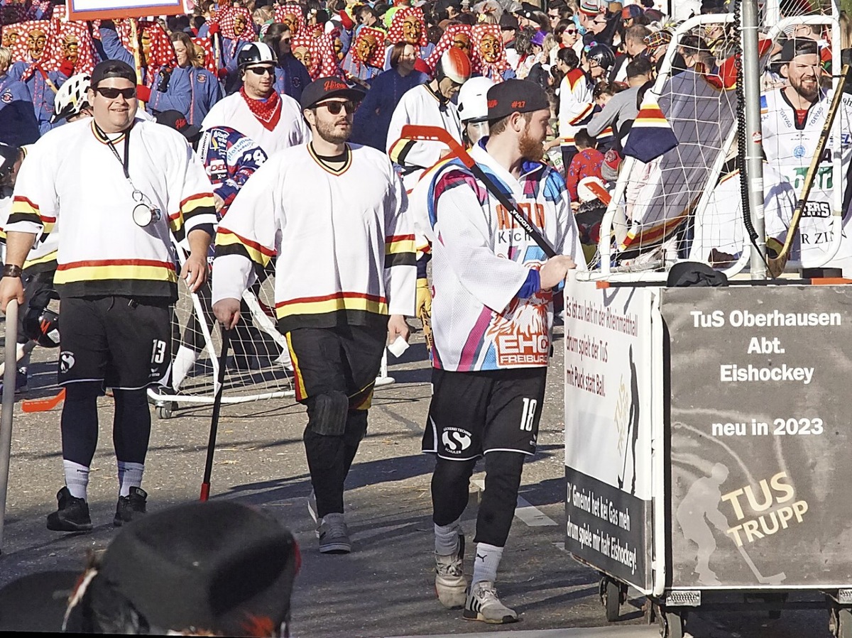 Kalte Temperaturen in der Halle: Die TuS-Handballer liefen als Eishockeyspieler mit.