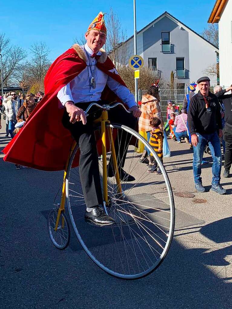 Stadtrat und Elferrat Peter Kaltenbach auf einem schmucken Zweirad.