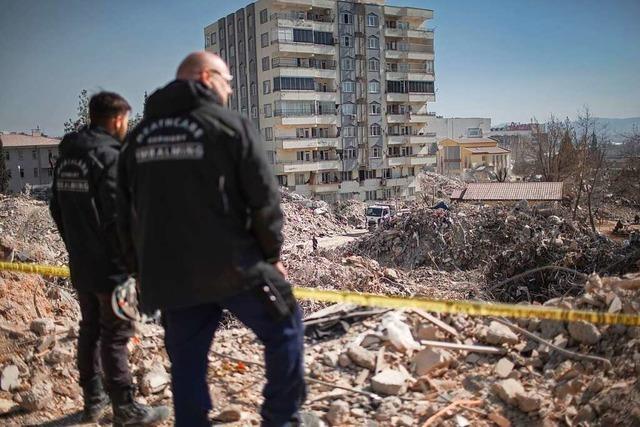 Im Erdbebengebiet helfen deutsche Bestatter bei der Bergung der Toten