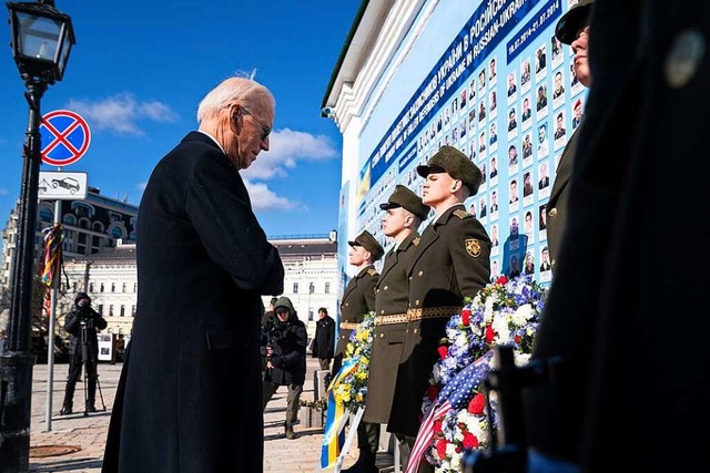 US-Prsident Joe Biden whrend einer K...seinem unangekndigten Besuch in Kiew.  | Foto: Evan Vucci (dpa)