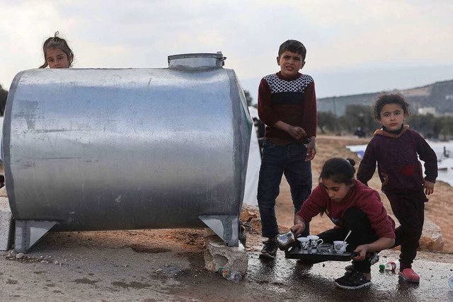 Kinder in einer Notunterkunft fr Erdbebenopfer in Syrien beim Geschirrwaschen  | Foto: Anas Alkharboutli (dpa)