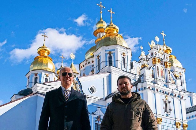 Besuch unter blauem Himmel: Joe Biden ...ldenen Kuppel von St. Michael in Kiew.  | Foto: Evan Vucci (dpa)