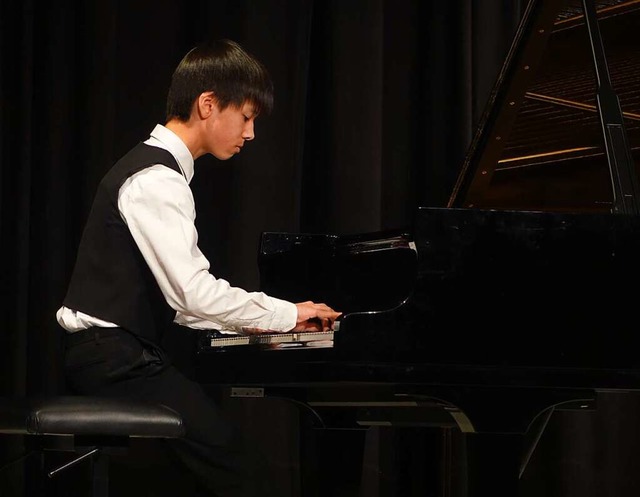 Franz-Josef Hufsy aus Weil am Rhein lie mit brillantem Chopin-Spiel aufhorchen.  | Foto: Roswitha Frey