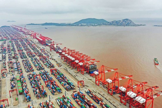 Wie abhngig sind deutsche Unternehmen von China? Der Yangshan-Hafen in Shanghai  | Foto: Ding Ting (dpa)
