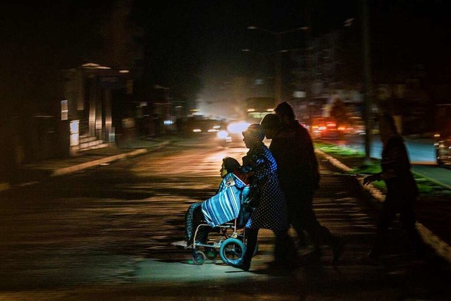 Eine Frau im Rollstuhl wird aus ihrem Haus evakuiert.  | Foto: Celestino Arce Lavin (dpa)