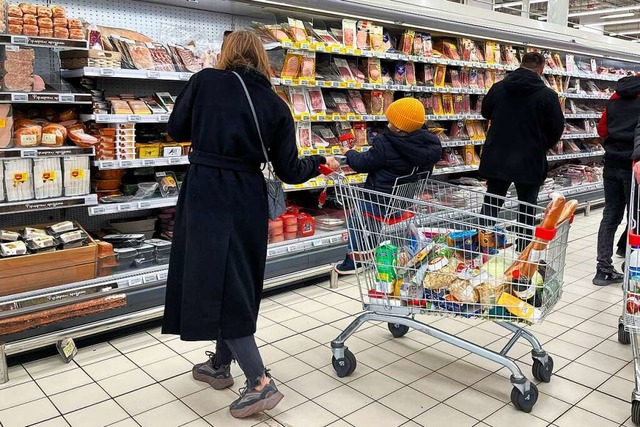 Die Regale im Moskauer Lebensmittelmarkt sind voll.  | Foto: --- (dpa)